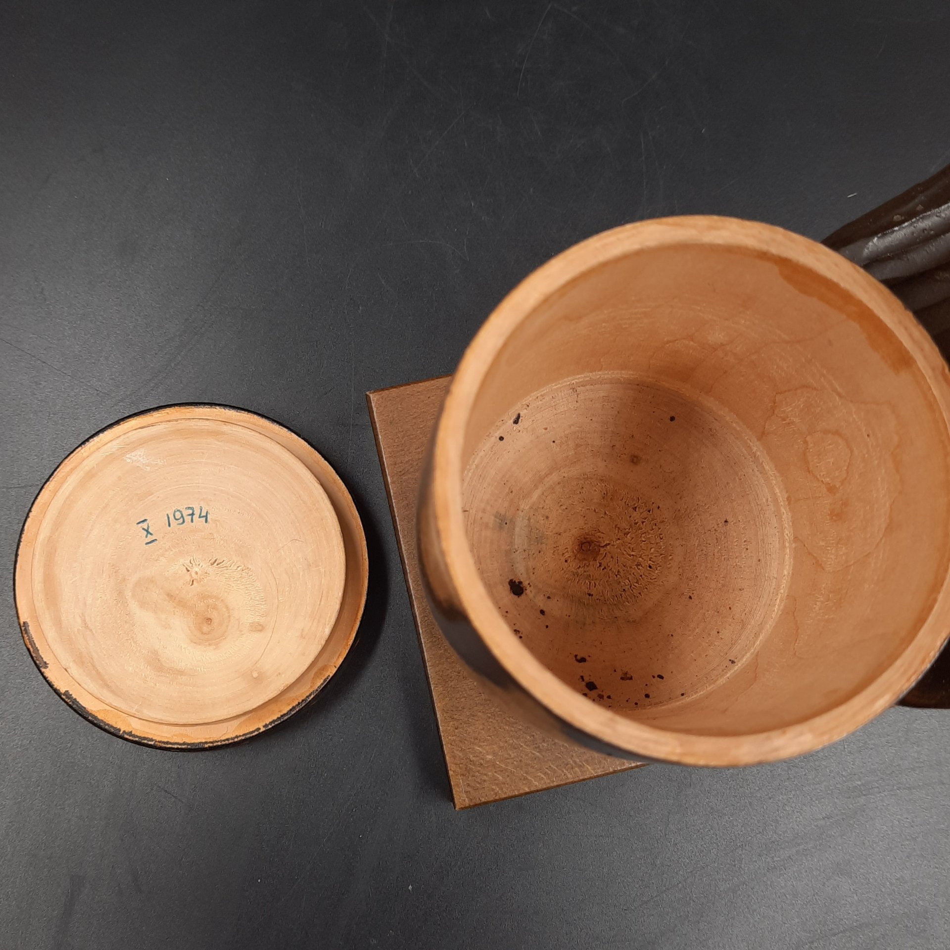 Шкатулка в виде композиции "Медведь с бочонком", дерево, резьба, СССР, 1974 г.