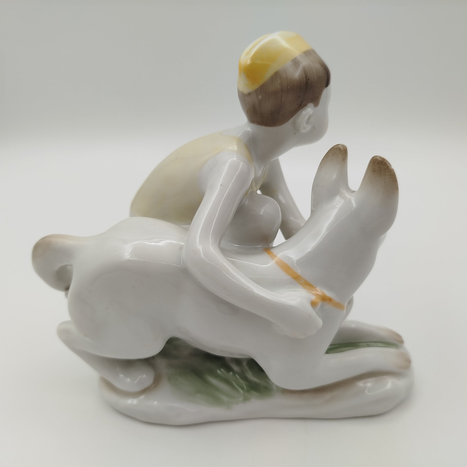 Статуэтка "Юный пограничник с собакой", скульптор Г.С. Столбова, фарфор, роспись, Ленинградский фарфоровый завод (ЛФЗ), СССР, 1970-1986 гг.