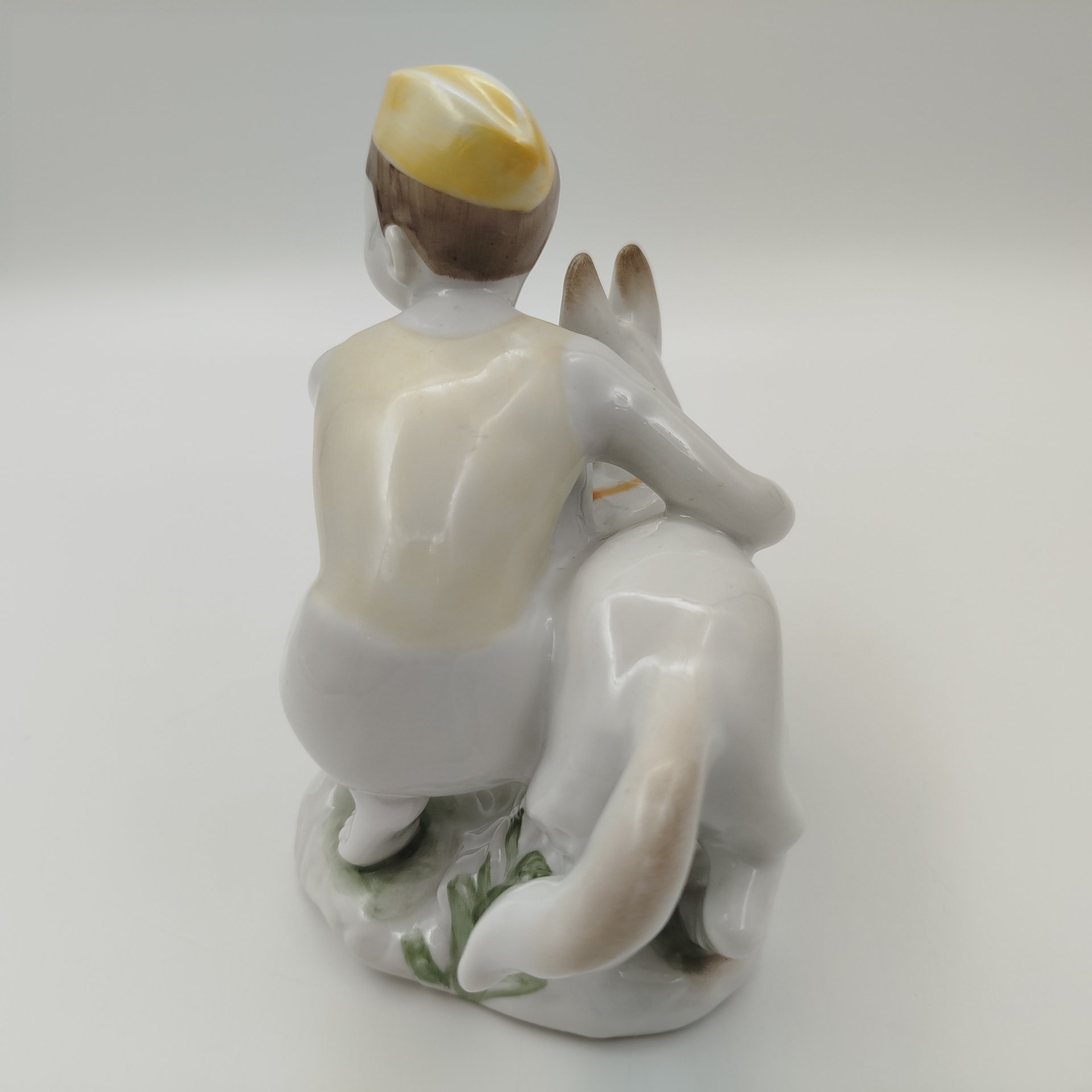 Статуэтка "Юный пограничник с собакой", скульптор Г.С. Столбова, фарфор, роспись, Ленинградский фарфоровый завод (ЛФЗ), СССР, 1970-1986 гг.