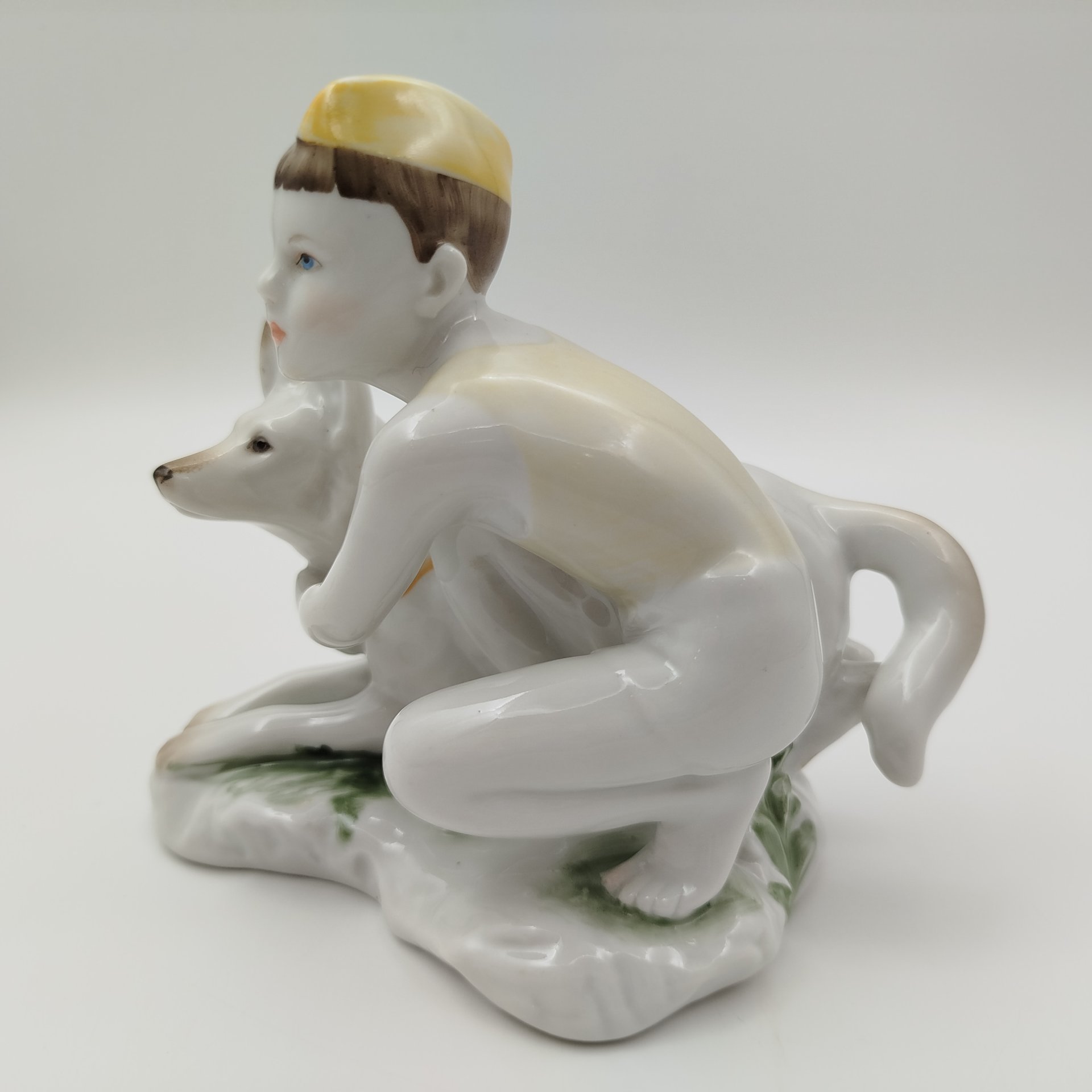 Статуэтка "Юный пограничник с собакой", скульптор Г.С. Столбова, фарфор, роспись, Ленинградский фарфоровый завод (ЛФЗ), СССР, 1970-1986 гг.
