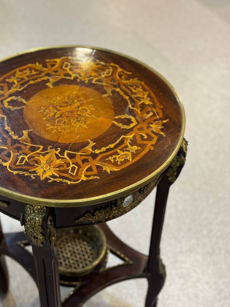 Столик (консоль)