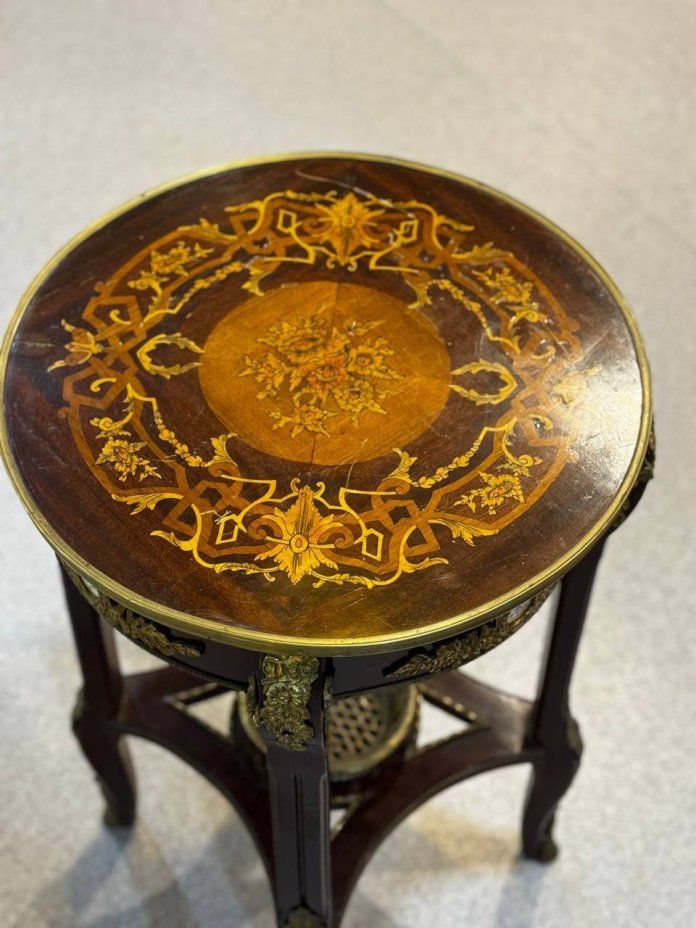 Столик (консоль)