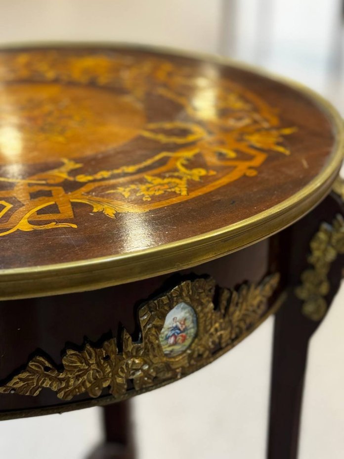 Столик (консоль)