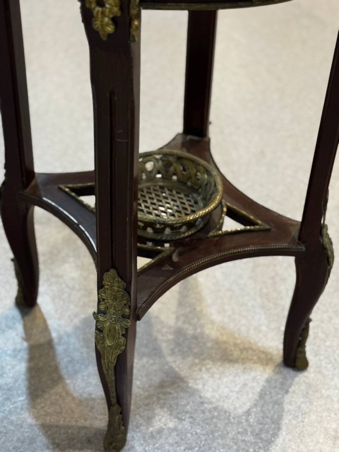 Столик (консоль)