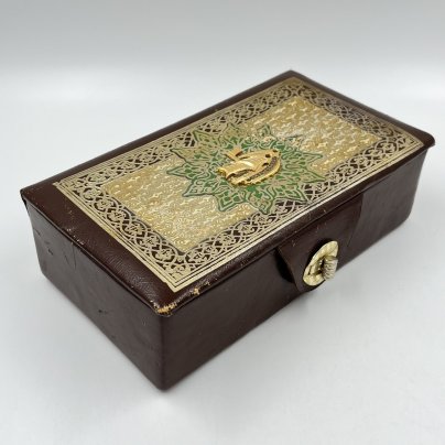 Шкатулка "Кораблик" с защелкой и орнаментальным декором, композитный материал, золочение, объемный элемент, мягкая обивка внутри, Европа, 1970-1990 гг.