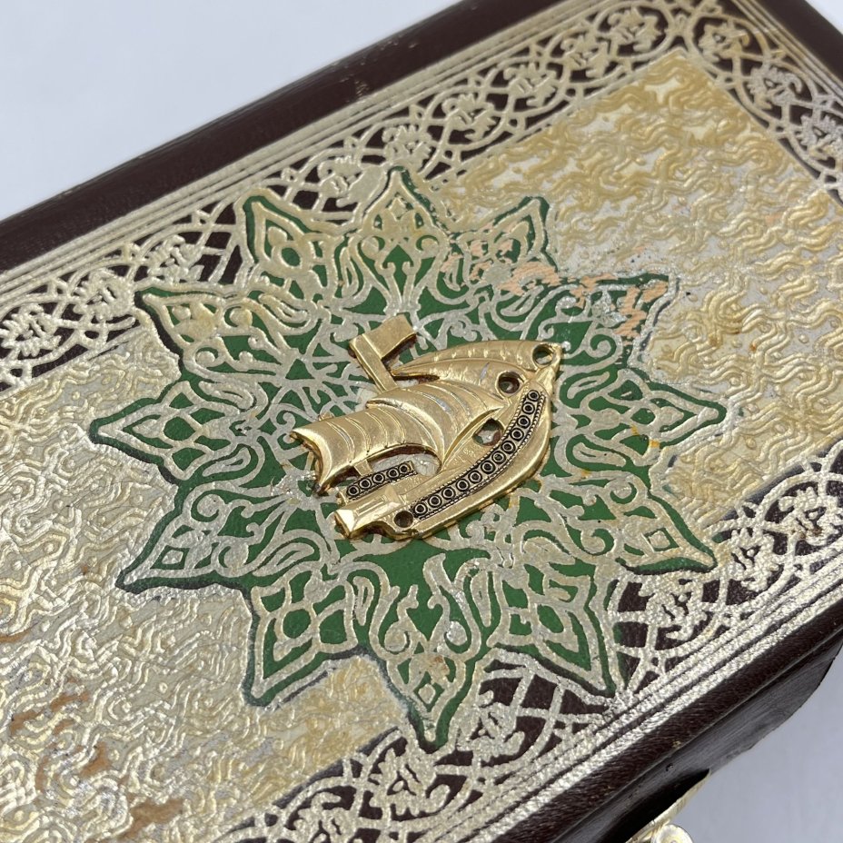 Шкатулка "Кораблик" с защелкой и орнаментальным декором, композитный материал, золочение, объемный элемент, мягкая обивка внутри, Европа, 1970-1990 гг.