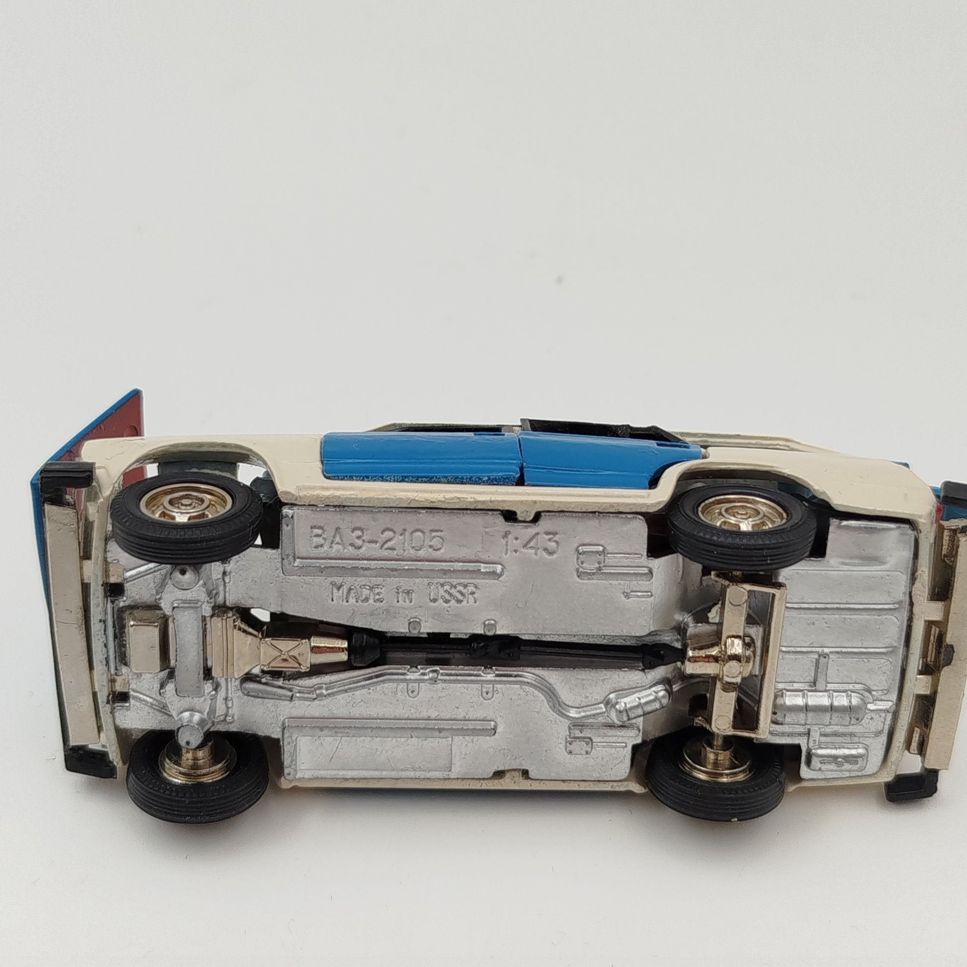 Модель автомобиля "ВАЗ-2105" масштаб 1:43