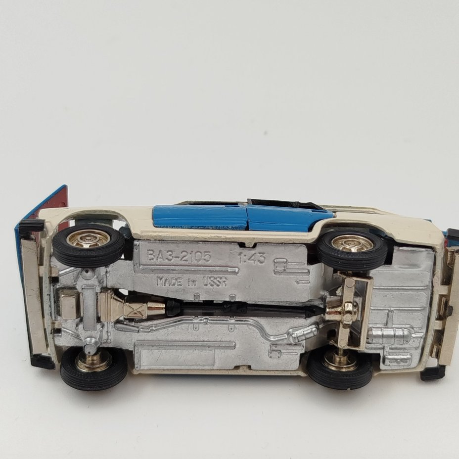 Модель автомобиля "ВАЗ-2105" масштаб 1:43