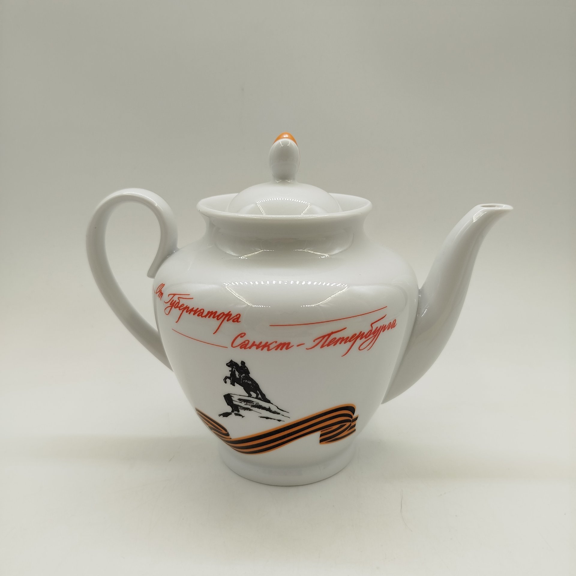 Чайник из набора "65 лет Победы. От губернатора Санкт-Петербурга", фарфор, деколь, Императорский фарфоровый завод (ИФЗ), Россия, 2010 г.