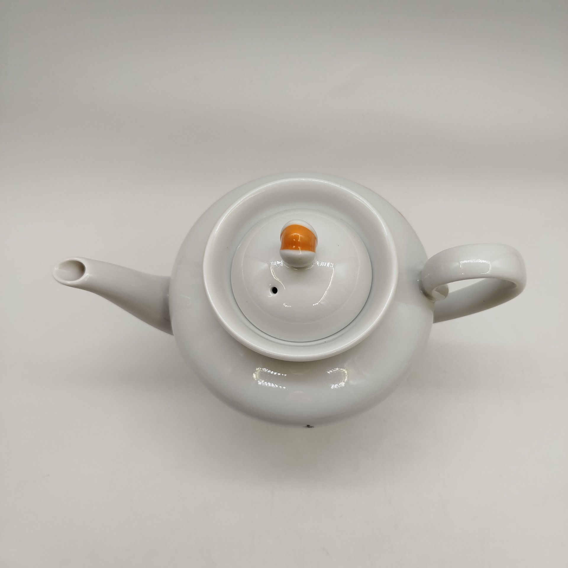 Чайник из набора "65 лет Победы. От губернатора Санкт-Петербурга", фарфор, деколь, Императорский фарфоровый завод (ИФЗ), Россия, 2010 г.