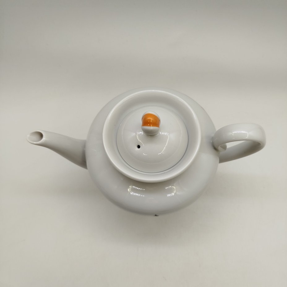 Чайник из набора "65 лет Победы. От губернатора Санкт-Петербурга", фарфор, деколь, Императорский фарфоровый завод (ИФЗ), Россия, 2010 г.