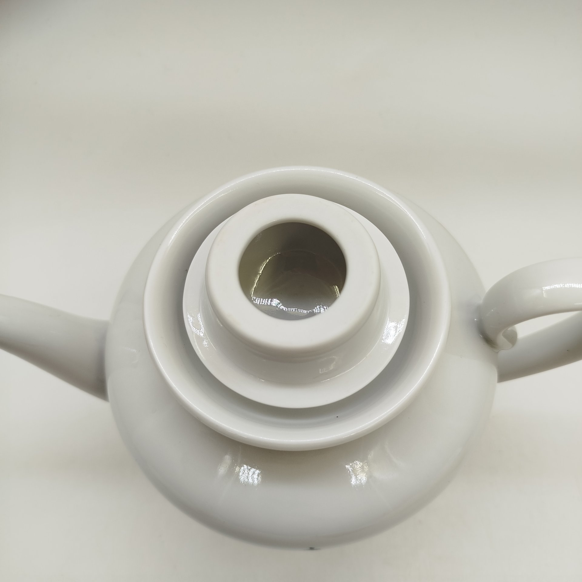 Чайник из набора "65 лет Победы. От губернатора Санкт-Петербурга", фарфор, деколь, Императорский фарфоровый завод (ИФЗ), Россия, 2010 г.