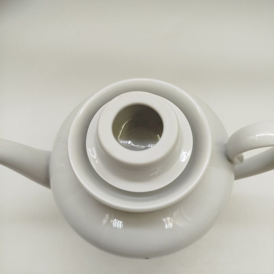 Чайник из набора "65 лет Победы. От губернатора Санкт-Петербурга", фарфор, деколь, Императорский фарфоровый завод (ИФЗ), Россия, 2010 г.