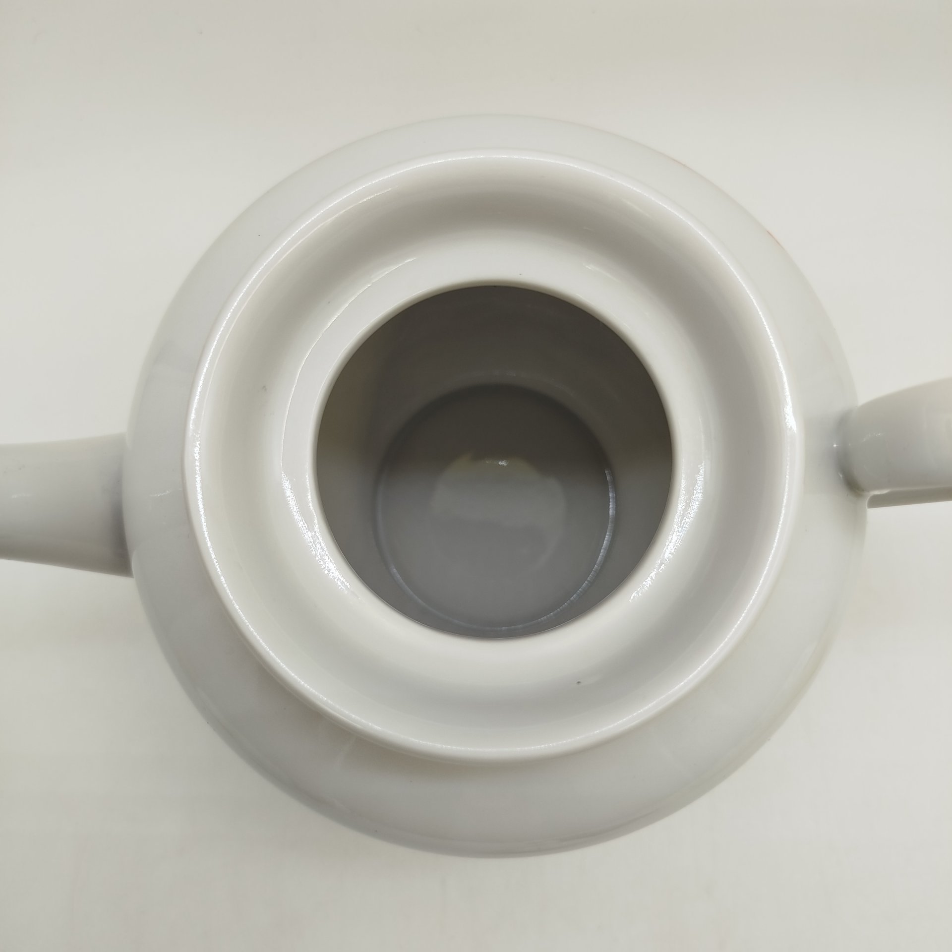 Чайник из набора "65 лет Победы. От губернатора Санкт-Петербурга", фарфор, деколь, Императорский фарфоровый завод (ИФЗ), Россия, 2010 г.