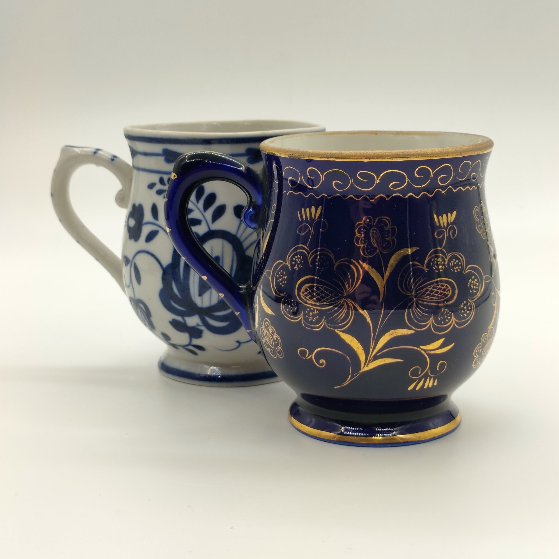 Пара чашек с цветочным декором (в подборе), фарфор, крытье кобальтом, роспись, золочение, Турыгинский фарфоровый завод артели «Художественная керамика» (Гжель), СССР, 1950-1960 гг.