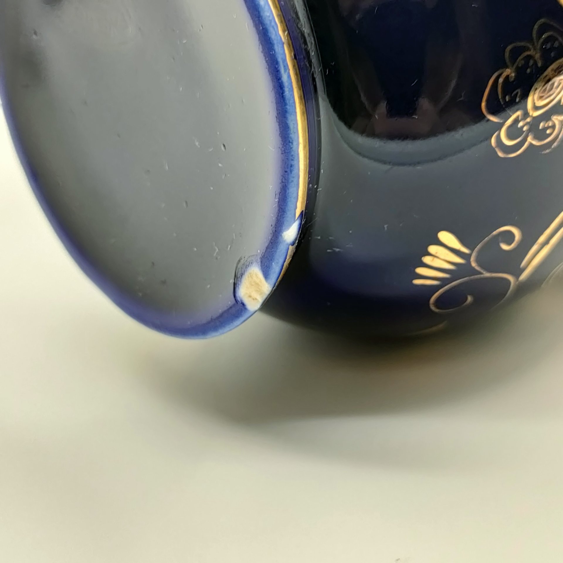 Пара чашек с цветочным декором (в подборе), фарфор, крытье кобальтом, роспись, золочение, Турыгинский фарфоровый завод артели «Художественная керамика» (Гжель), СССР, 1950-1960 гг.