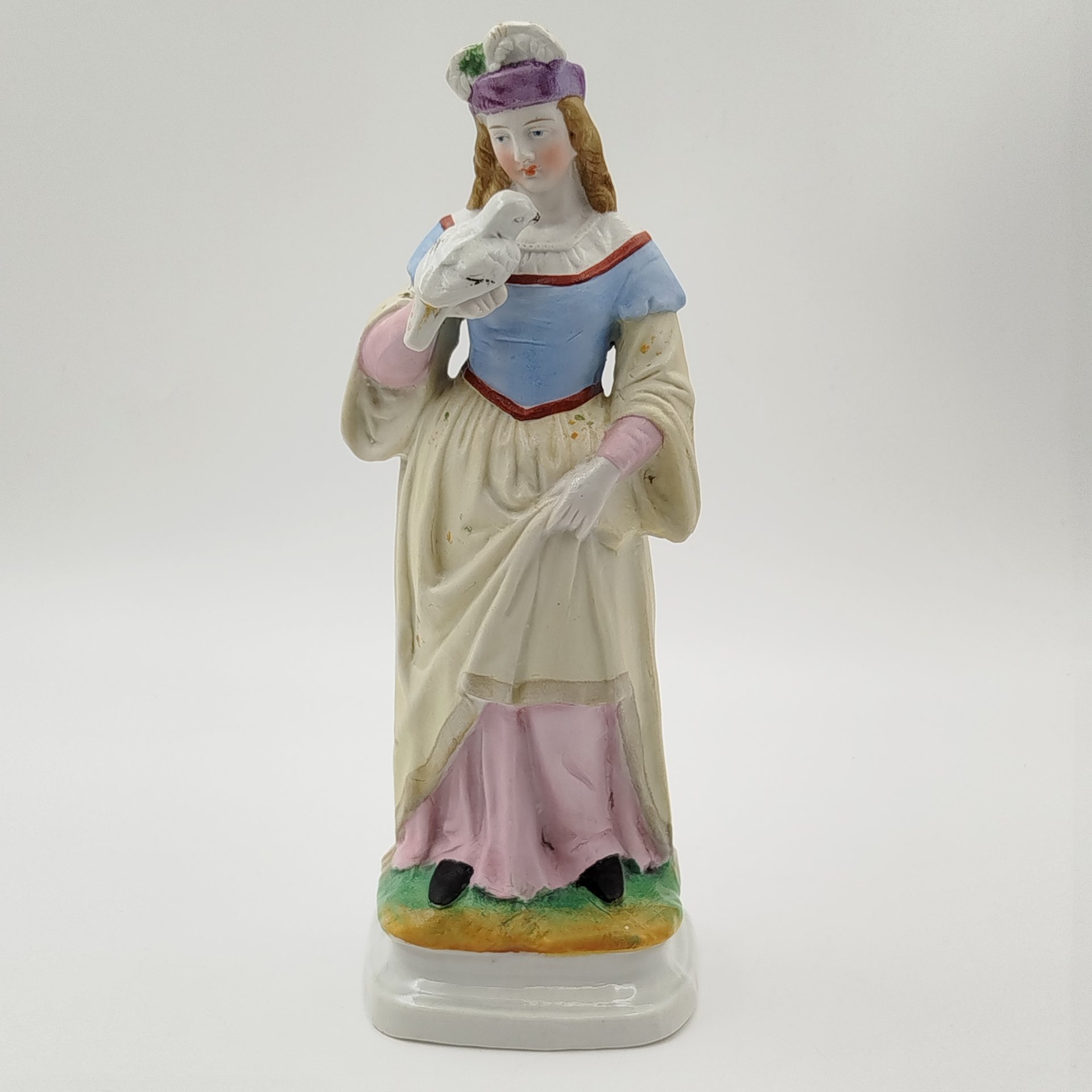 Статуэтка  "Дама в средневековом костюме с птицей", фарфор, роспись, золочение, Европа, 1920-1950 гг.