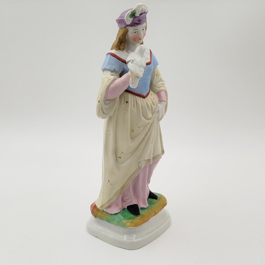 Статуэтка  "Дама в средневековом костюме с птицей"