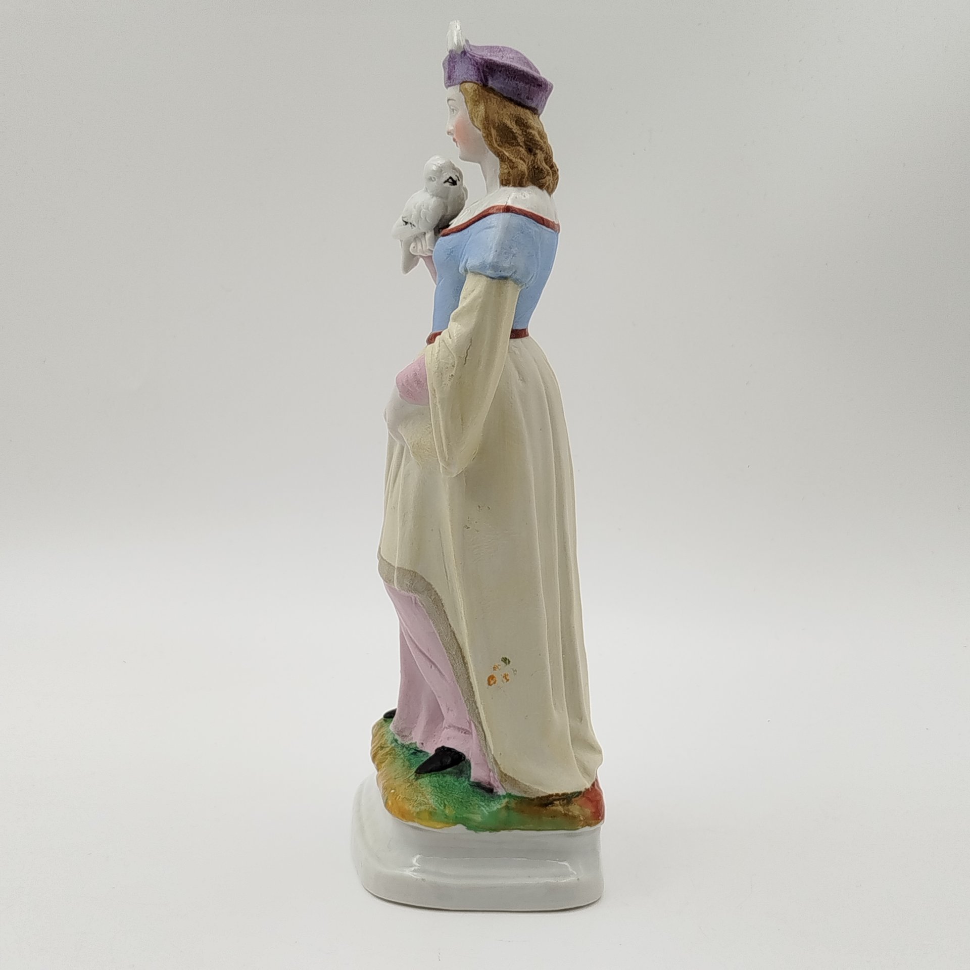 Статуэтка  "Дама в средневековом костюме с птицей", фарфор, роспись, золочение, Европа, 1920-1950 гг.