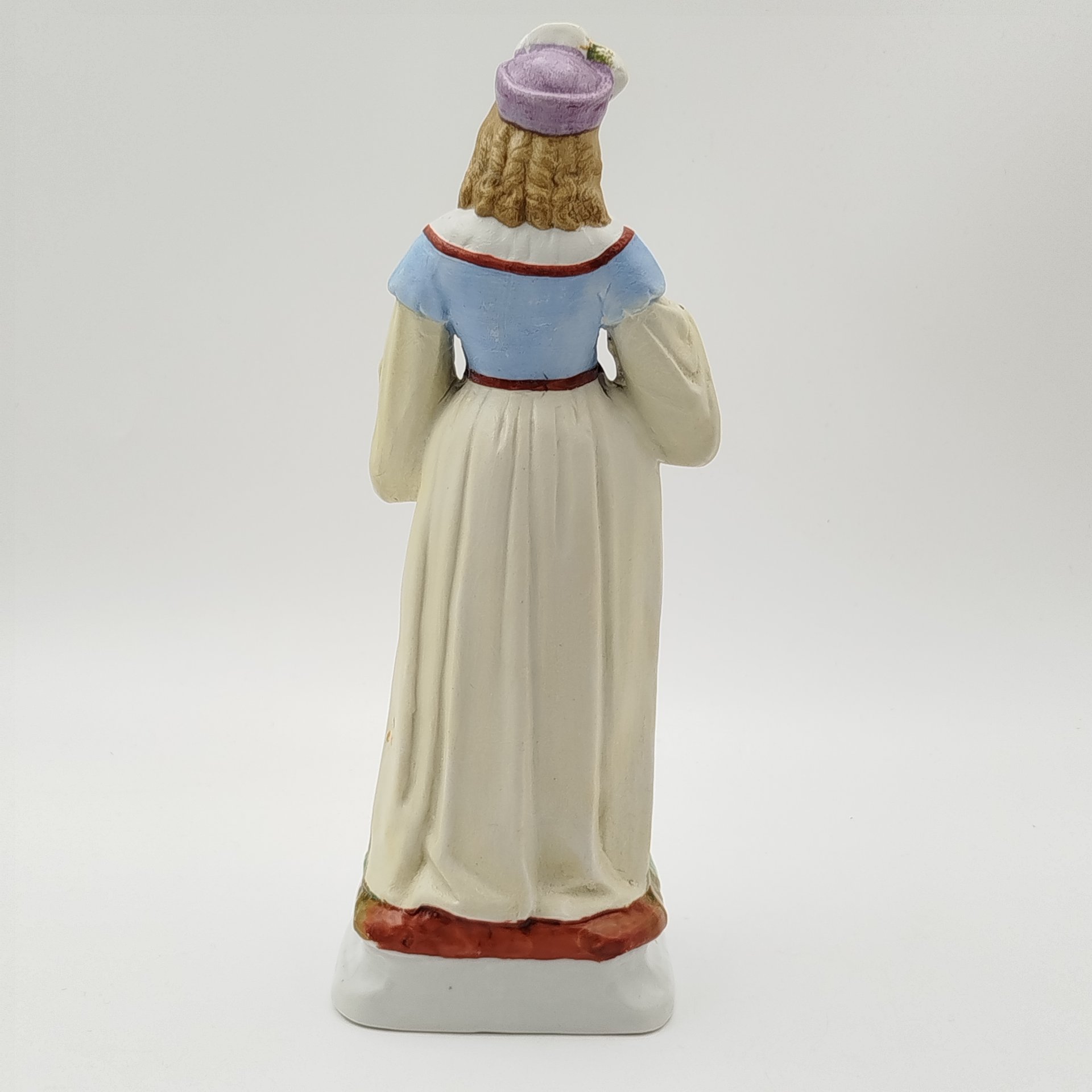 Статуэтка  "Дама в средневековом костюме с птицей", фарфор, роспись, золочение, Европа, 1920-1950 гг.