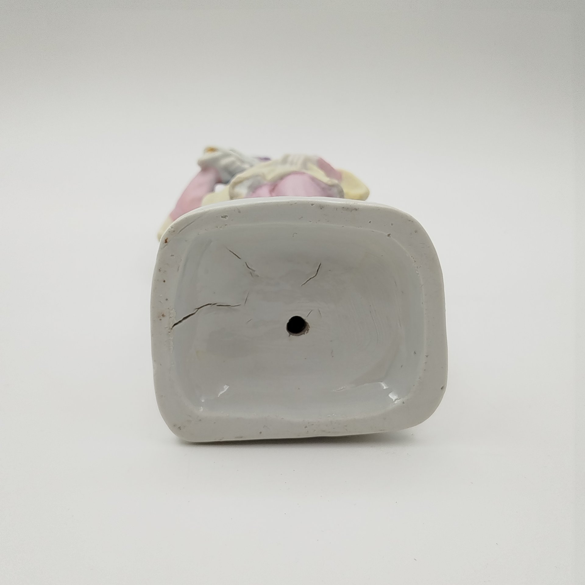 Статуэтка  "Дама в средневековом костюме с птицей", фарфор, роспись, золочение, Европа, 1920-1950 гг.