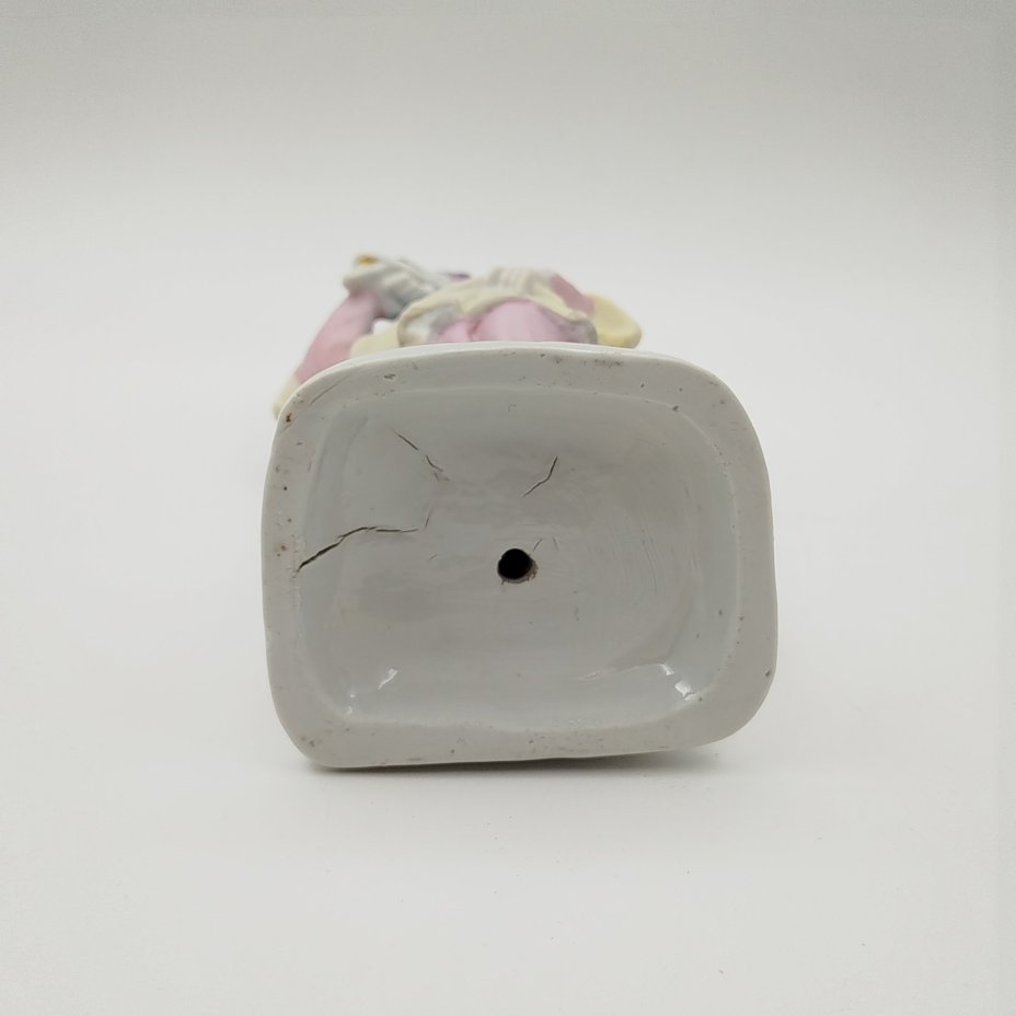 Статуэтка  "Дама в средневековом костюме с птицей"