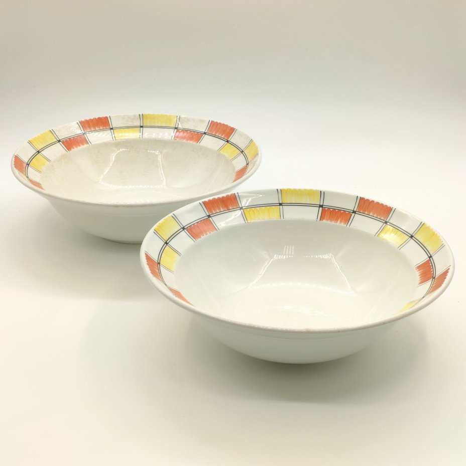 Пара салатников из столового сервиза "Молодежный", автор формы Н. А. Литвиненко, автор рисунка Ф. Н. Крохина, фаянс, роспись, Конаковский фаянсовый завод им. М.И. Калинина (ЗиК Конаково), СССР, 1962-1974 гг.