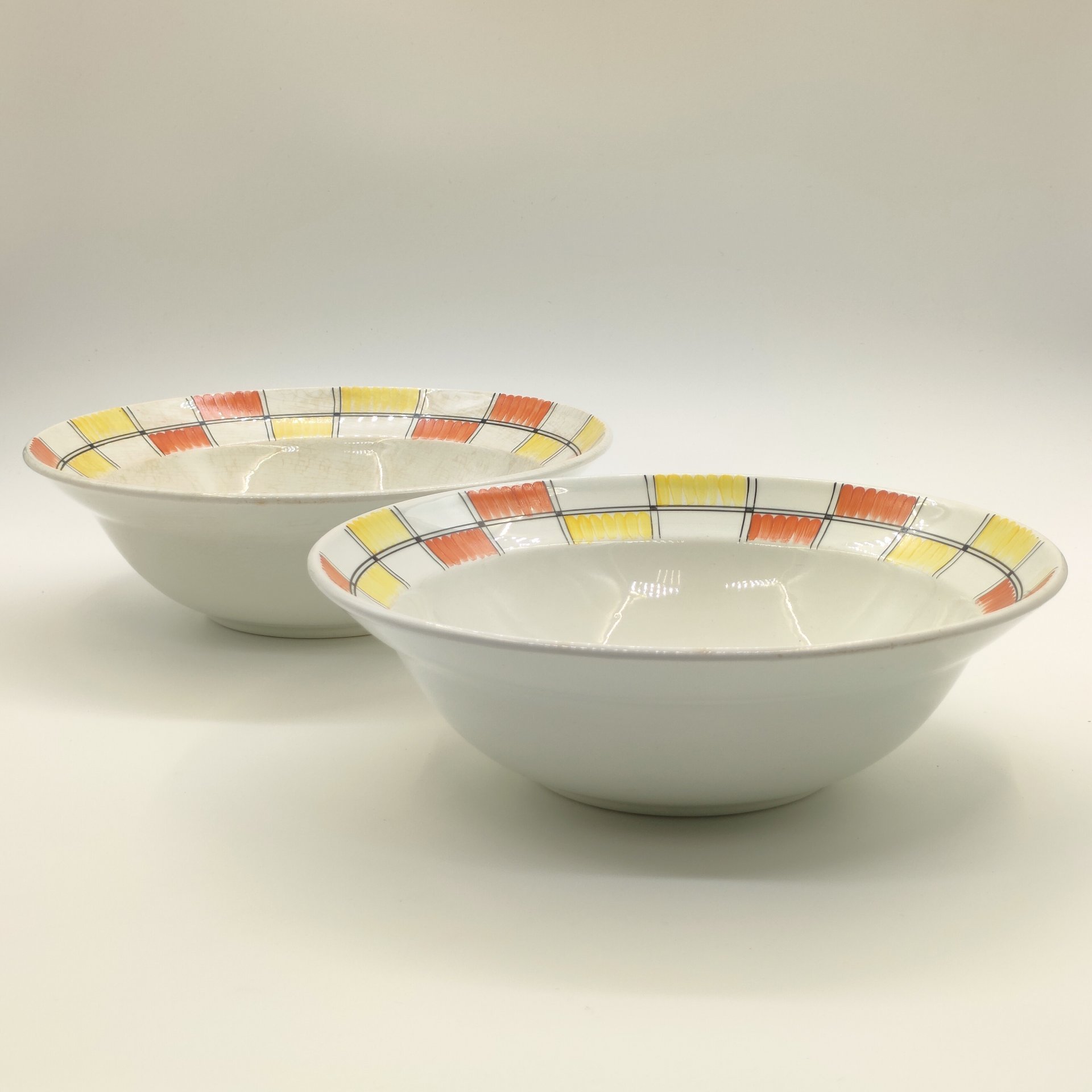 Пара салатников из столового сервиза "Молодежный", автор формы Н. А. Литвиненко, автор рисунка Ф. Н. Крохина, фаянс, роспись, Конаковский фаянсовый завод им. М.И. Калинина (ЗиК Конаково), СССР, 1962-1974 гг.