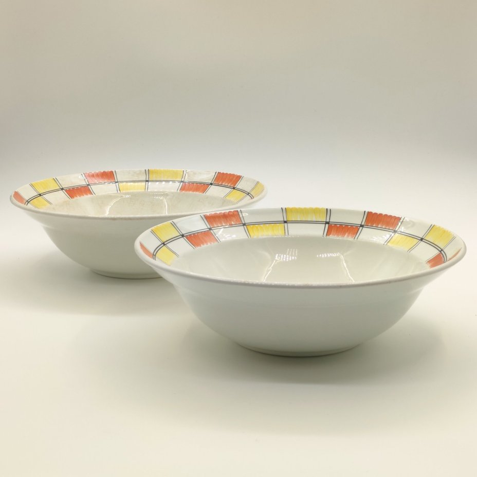 Пара салатников из столового сервиза "Молодежный", автор формы Н. А. Литвиненко, автор рисунка Ф. Н. Крохина, фаянс, роспись, Конаковский фаянсовый завод им. М.И. Калинина (ЗиК Конаково), СССР, 1962-1974 гг.