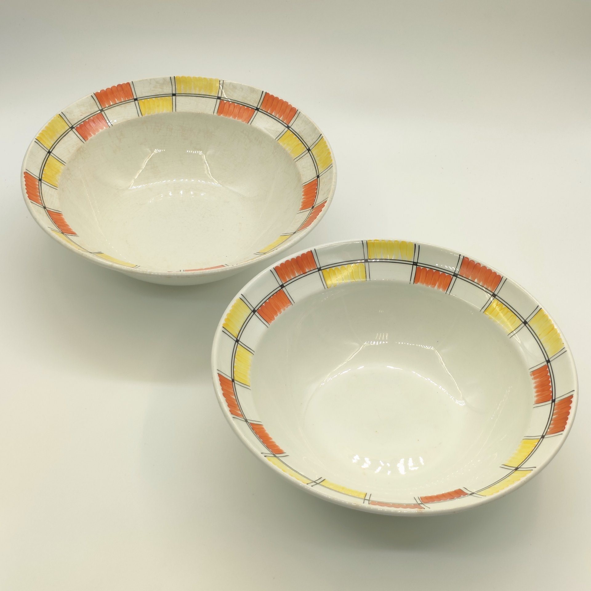 Пара салатников из столового сервиза "Молодежный", автор формы Н. А. Литвиненко, автор рисунка Ф. Н. Крохина, фаянс, роспись, Конаковский фаянсовый завод им. М.И. Калинина (ЗиК Конаково), СССР, 1962-1974 гг.