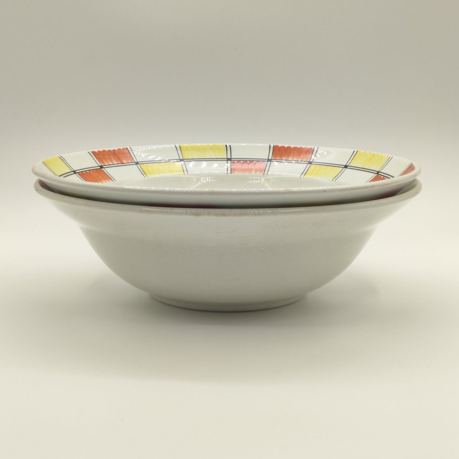 Пара салатников из столового сервиза "Молодежный", автор формы Н. А. Литвиненко, автор рисунка Ф. Н. Крохина, фаянс, роспись, Конаковский фаянсовый завод им. М.И. Калинина (ЗиК Конаково), СССР, 1962-1974 гг.