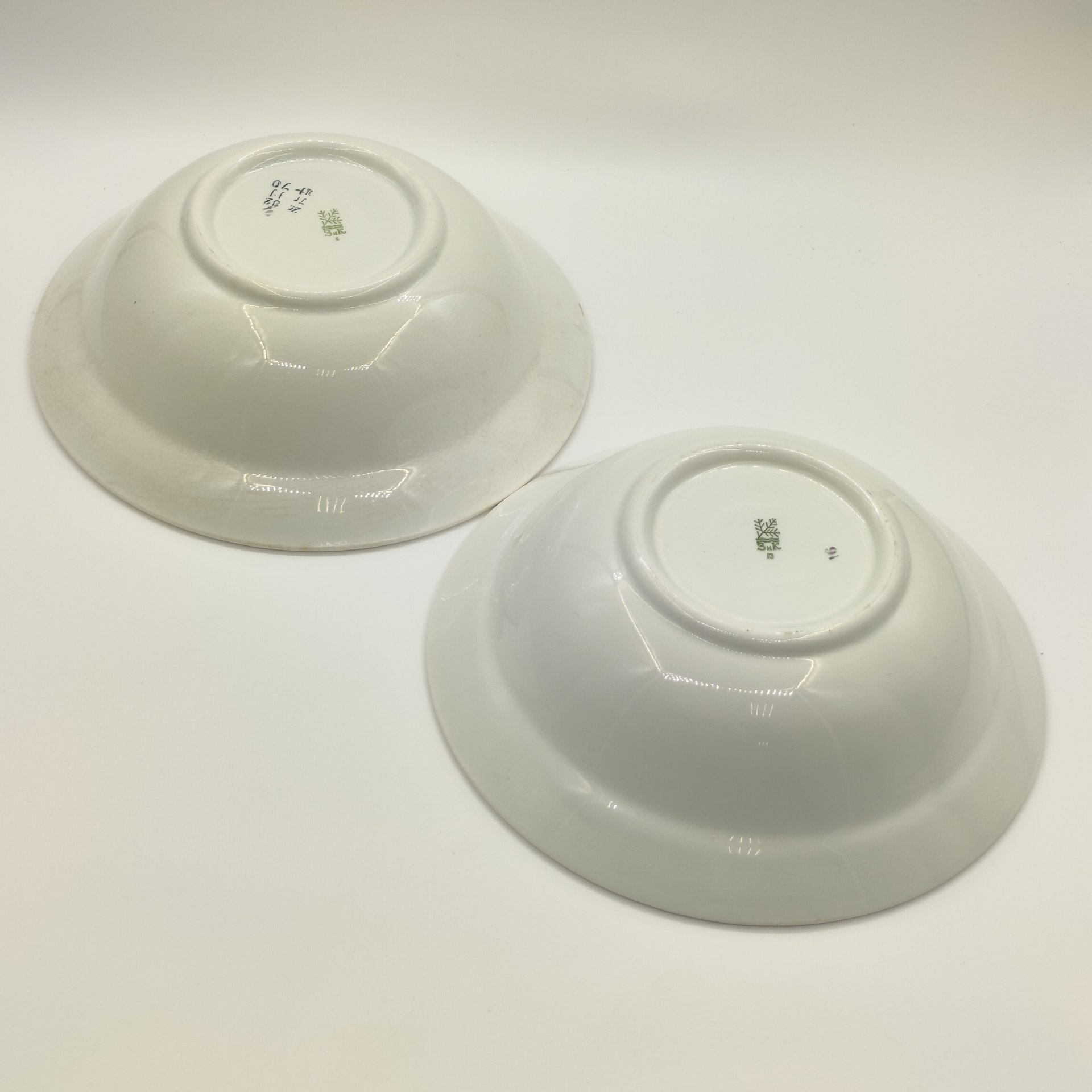 Пара салатников из столового сервиза "Молодежный", автор формы Н. А. Литвиненко, автор рисунка Ф. Н. Крохина, фаянс, роспись, Конаковский фаянсовый завод им. М.И. Калинина (ЗиК Конаково), СССР, 1962-1974 гг.