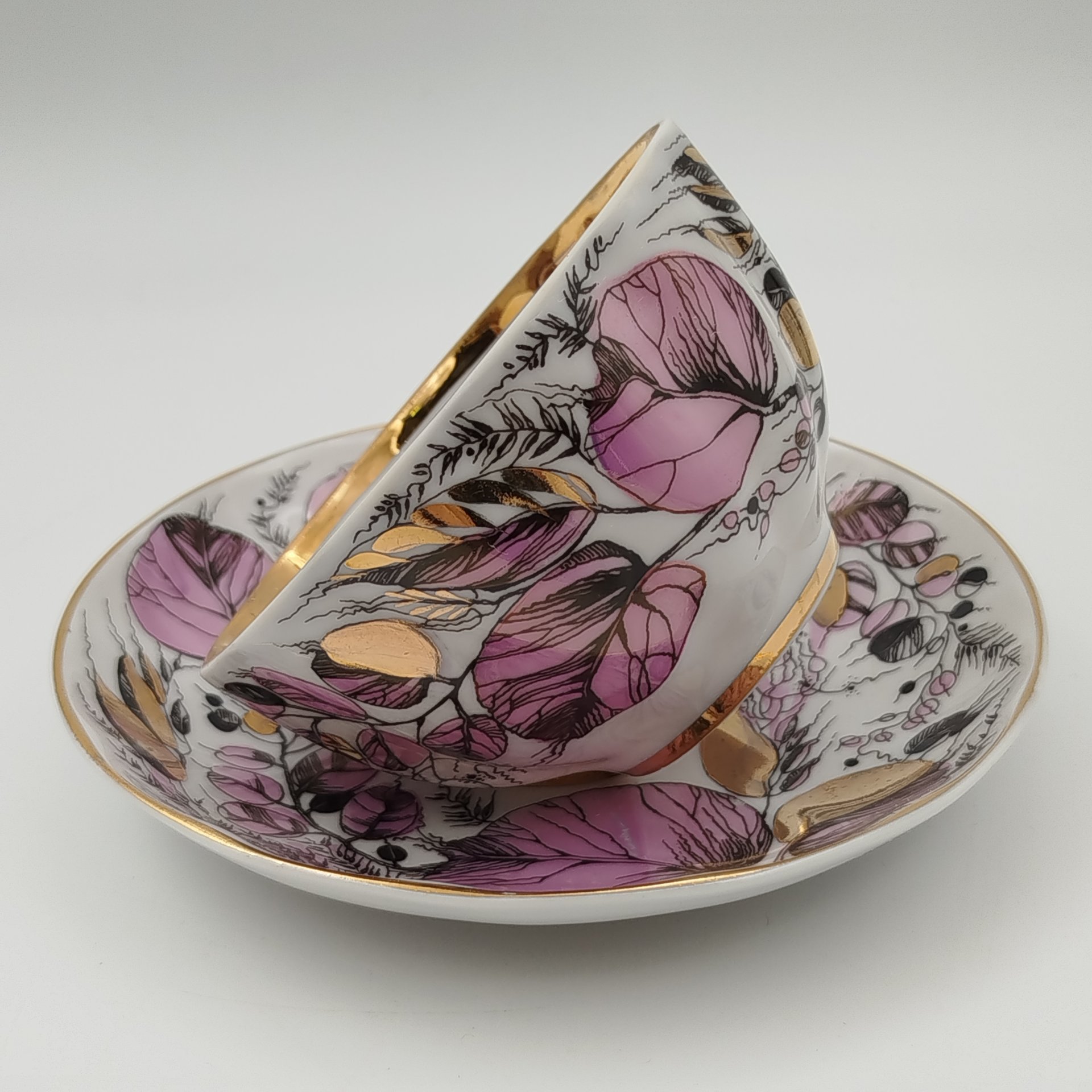 Чайная пара "Мой сад" в розовом оттенке, (из серии "Времена года"), форма "Тюльпан", автор формы С.Е. Яковлева, автор росписи Н.П. Славина