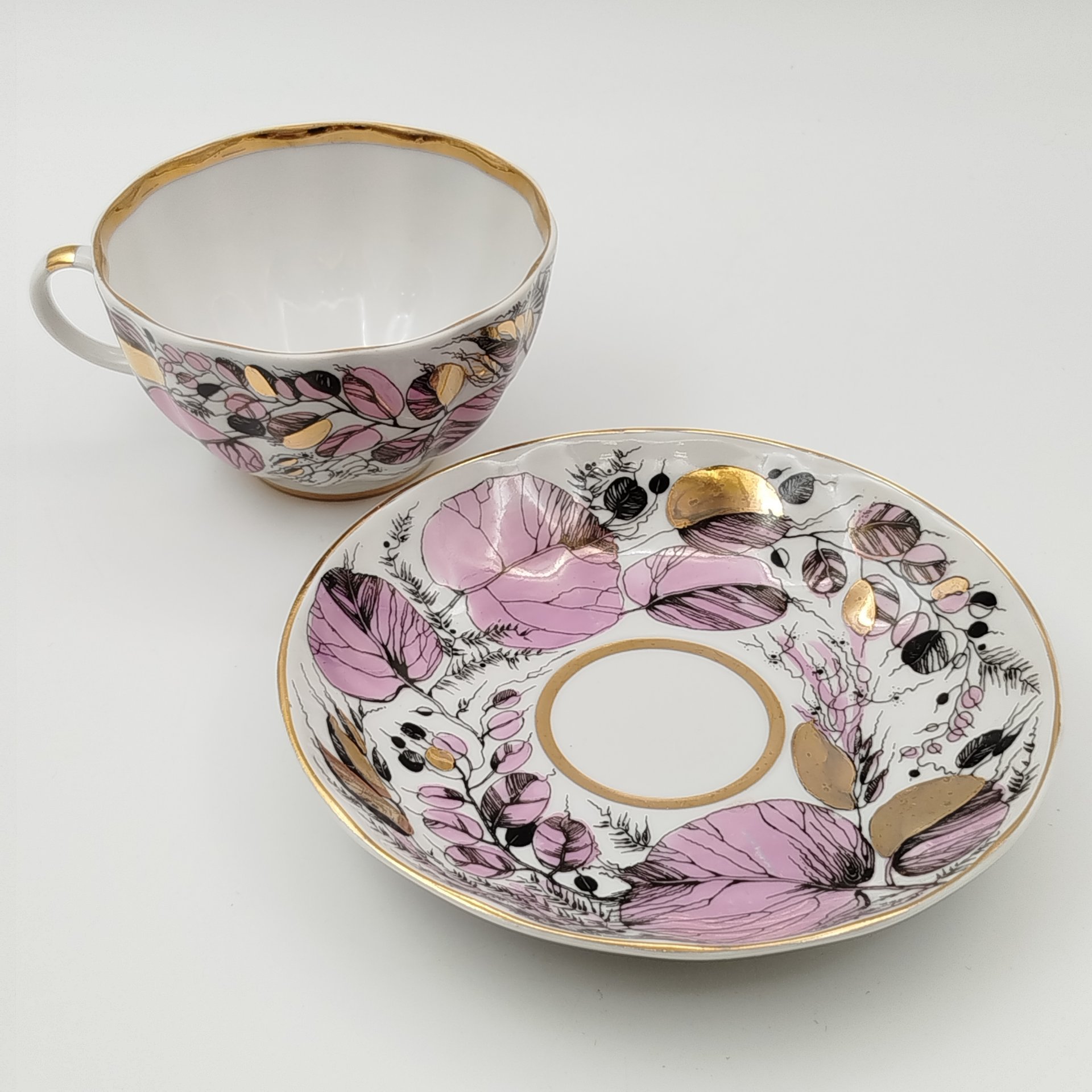 Чайная пара "Мой сад" в розовом оттенке, (из серии "Времена года"), форма "Тюльпан", автор формы С.Е. Яковлева, автор росписи Н.П. Славина