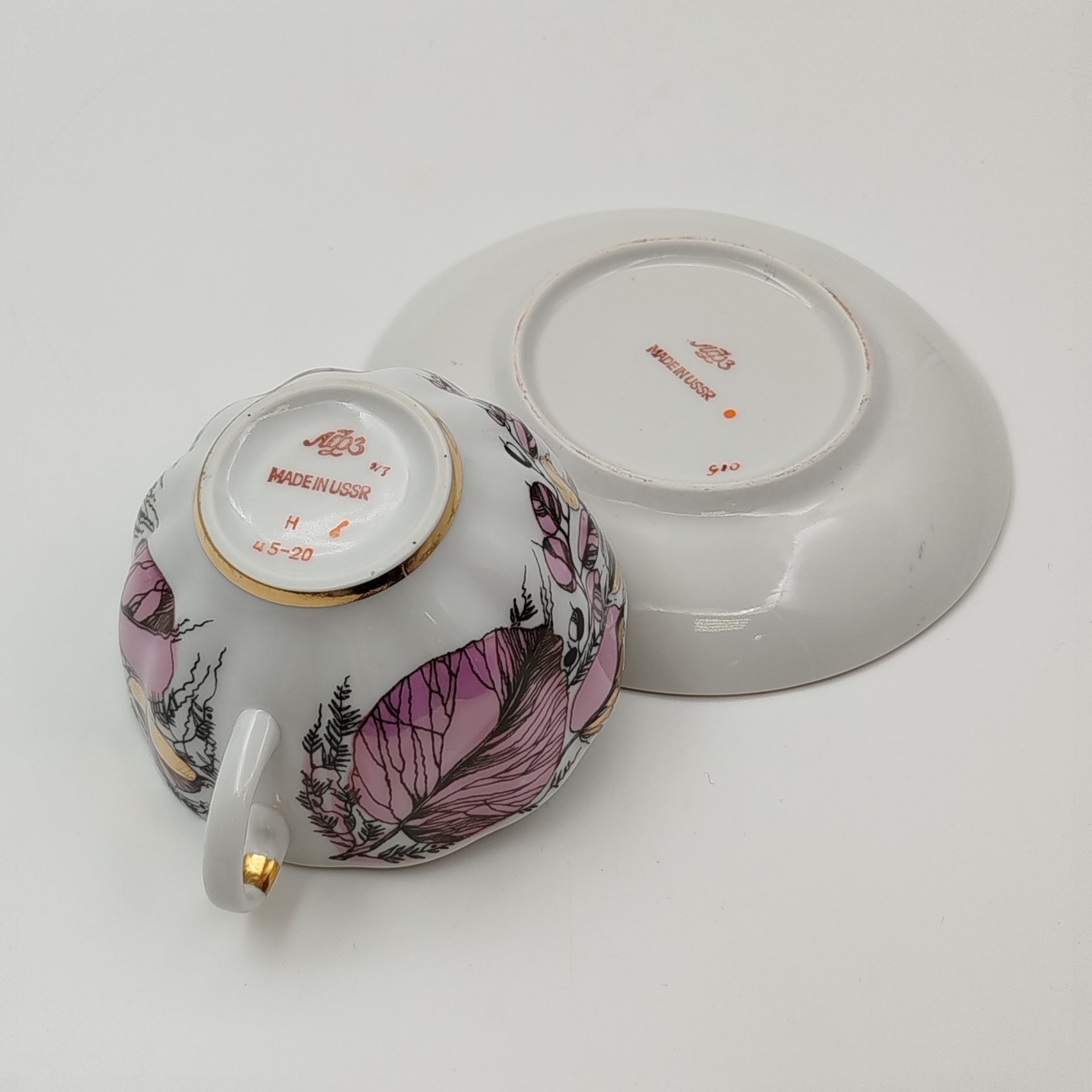 Чайная пара "Мой сад" в розовом оттенке, (из серии "Времена года"), форма "Тюльпан", автор формы С.Е. Яковлева, автор росписи Н.П. Славина