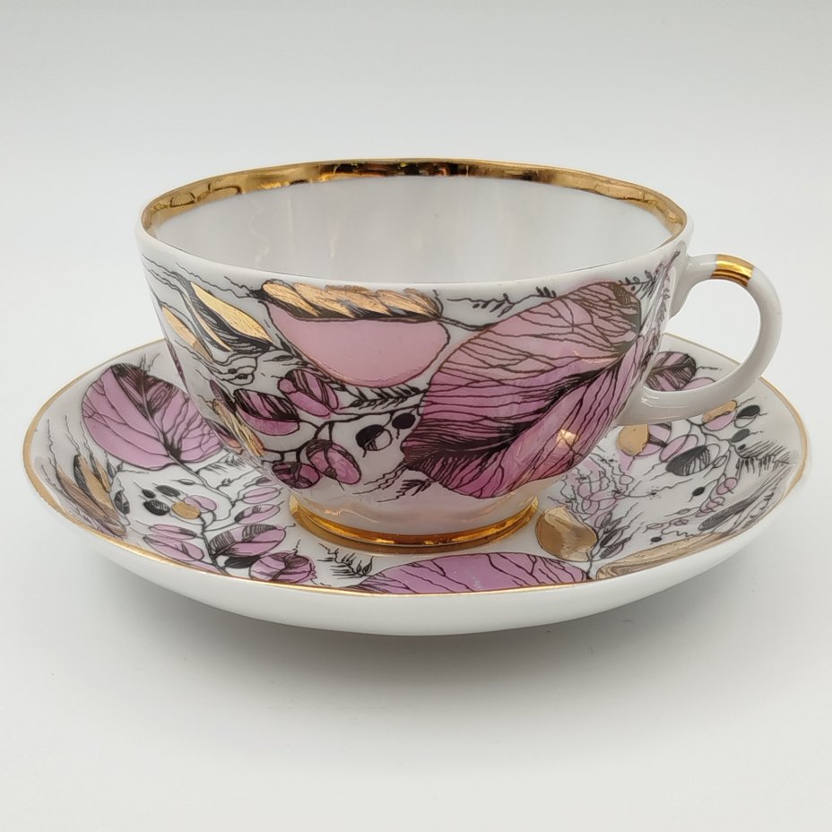 Чайная пара "Мой сад" в розовом оттенке, (из серии "Времена года"), форма "Тюльпан", автор формы С.Е. Яковлева, автор росписи Н.П. Славина, Ленинградский фарфоровый завод (ЛФЗ)