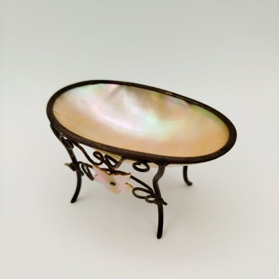 Подставка для мелочей (визитница, пепельница) для дамского столика, изящной формы, с декором в виде виноградной лозы и листьев, латунь, перламутр, Западная Европа, 1880-1920 гг.