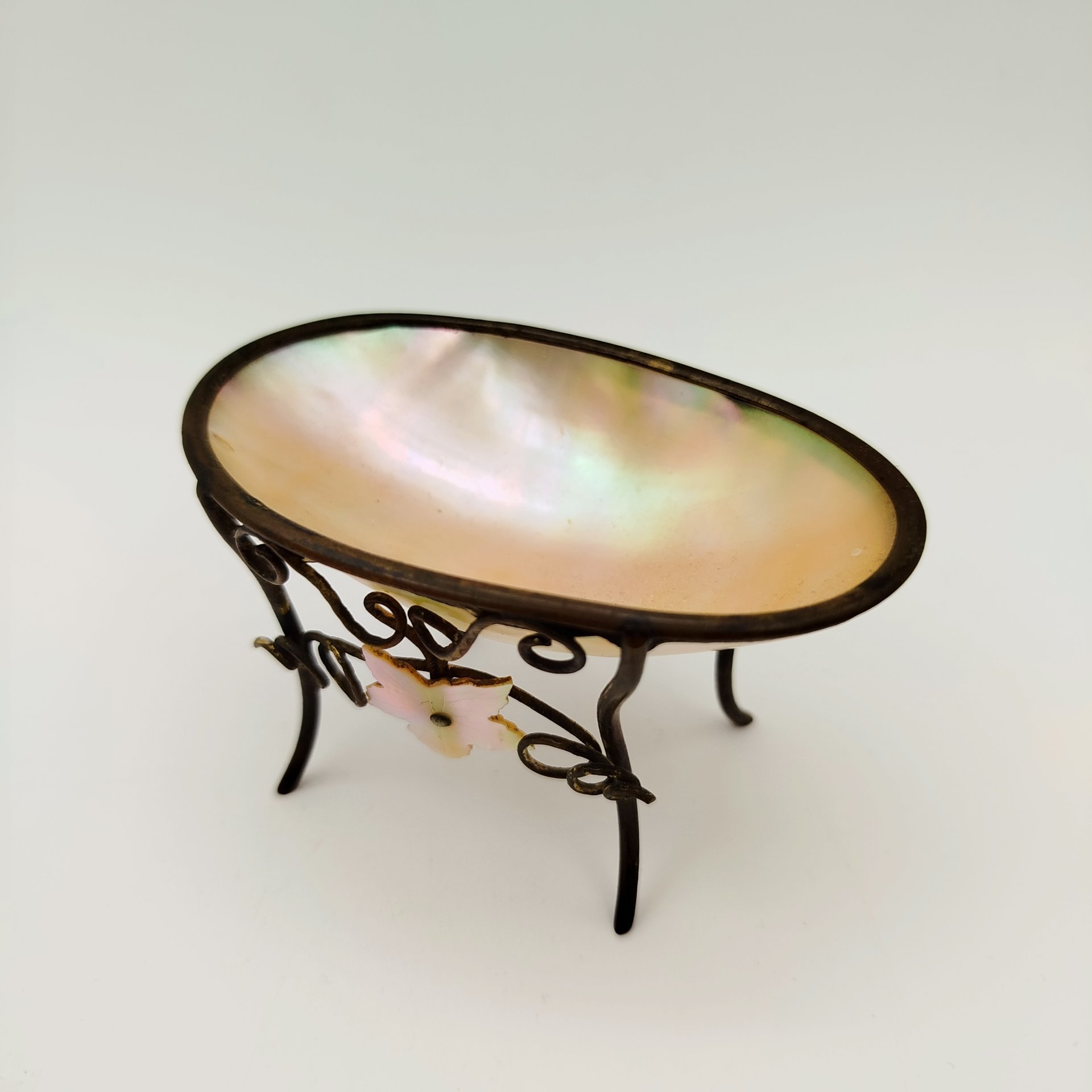 Подставка для мелочей (визитница, пепельница) для дамского столика, изящной формы, с декором в виде виноградной лозы и листьев, латунь, перламутр, Западная Европа, 1880-1920 гг.