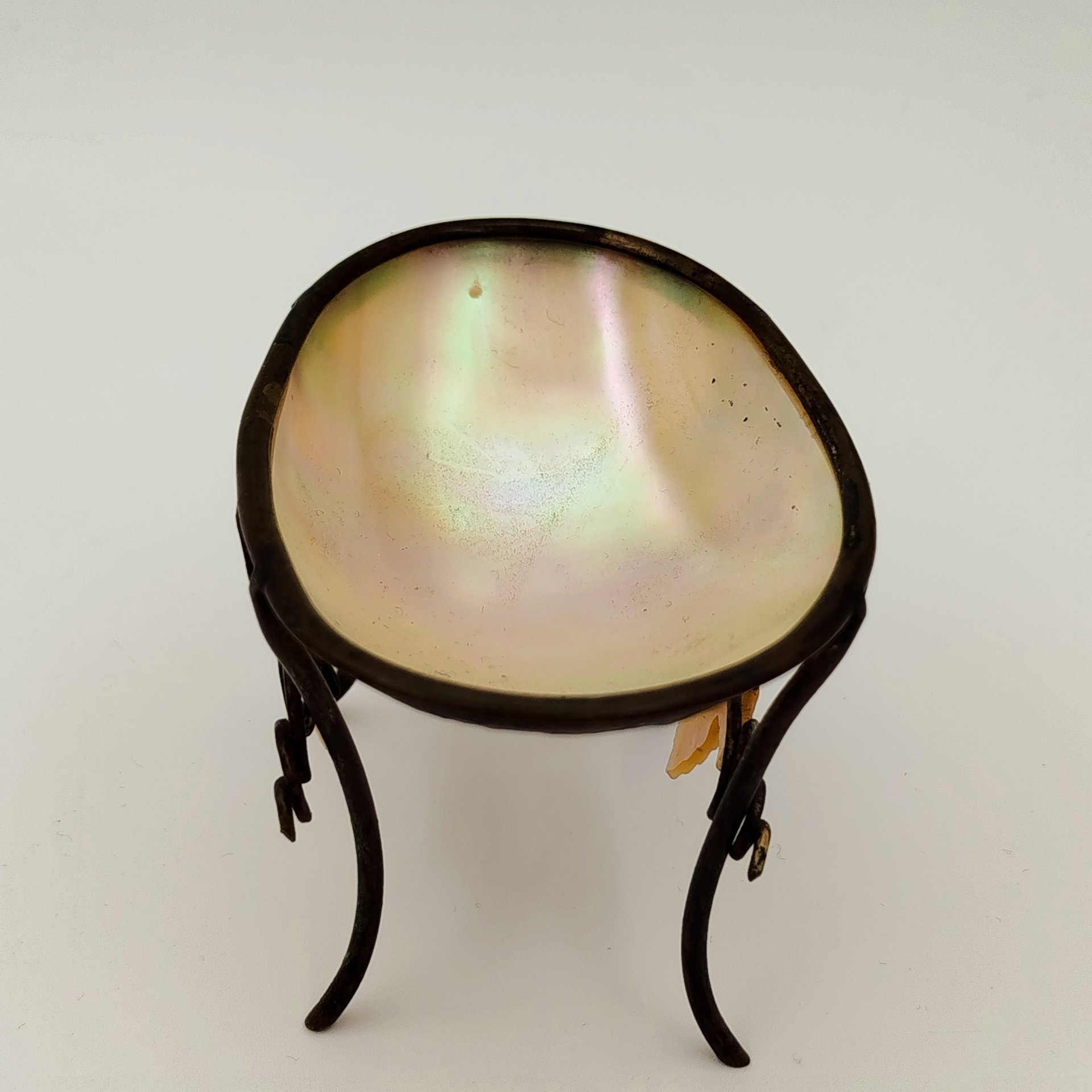 Подставка для мелочей (визитница, пепельница) для дамского столика, изящной формы, с декором в виде виноградной лозы и листьев, латунь, перламутр, Западная Европа, 1880-1920 гг.