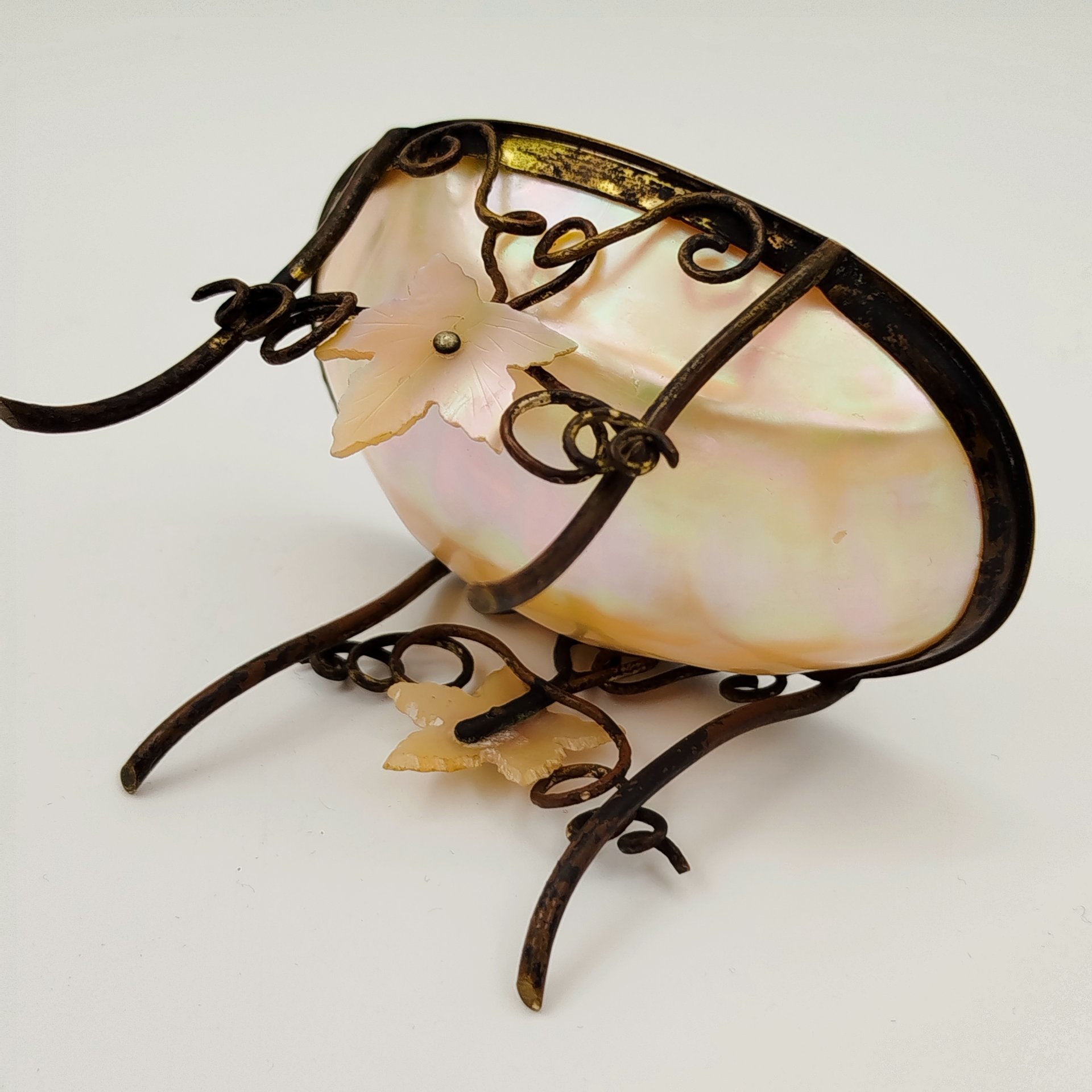 Подставка для мелочей (визитница, пепельница) для дамского столика, изящной формы, с декором в виде виноградной лозы и листьев, латунь, перламутр, Западная Европа, 1880-1920 гг.