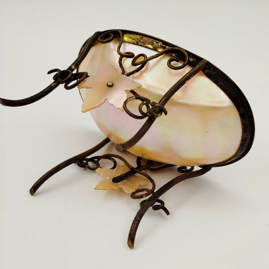 Подставка для мелочей (визитница, пепельница) для дамского столика, изящной формы, с декором в виде виноградной лозы и листьев