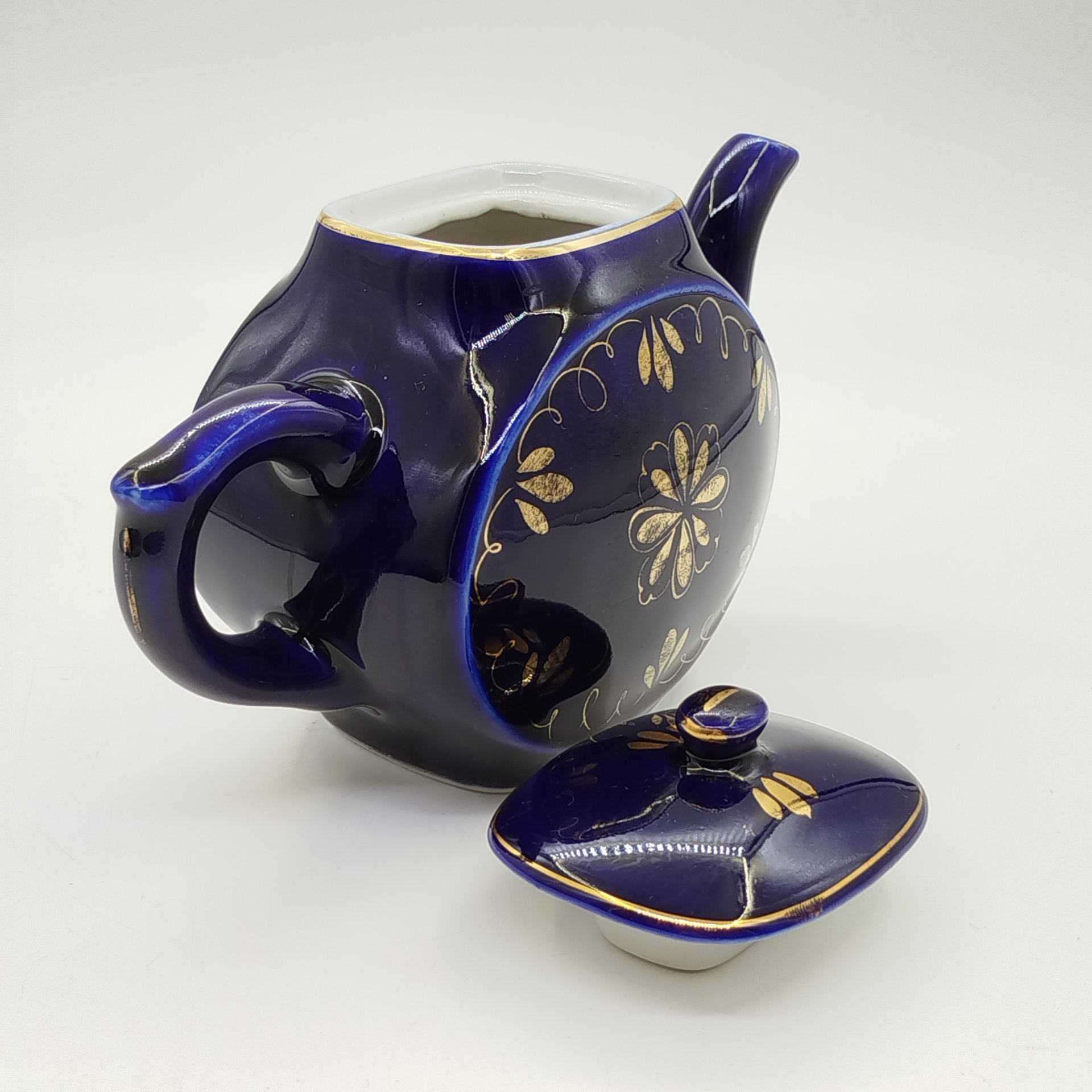 Чайник заварочный с цветочным декором