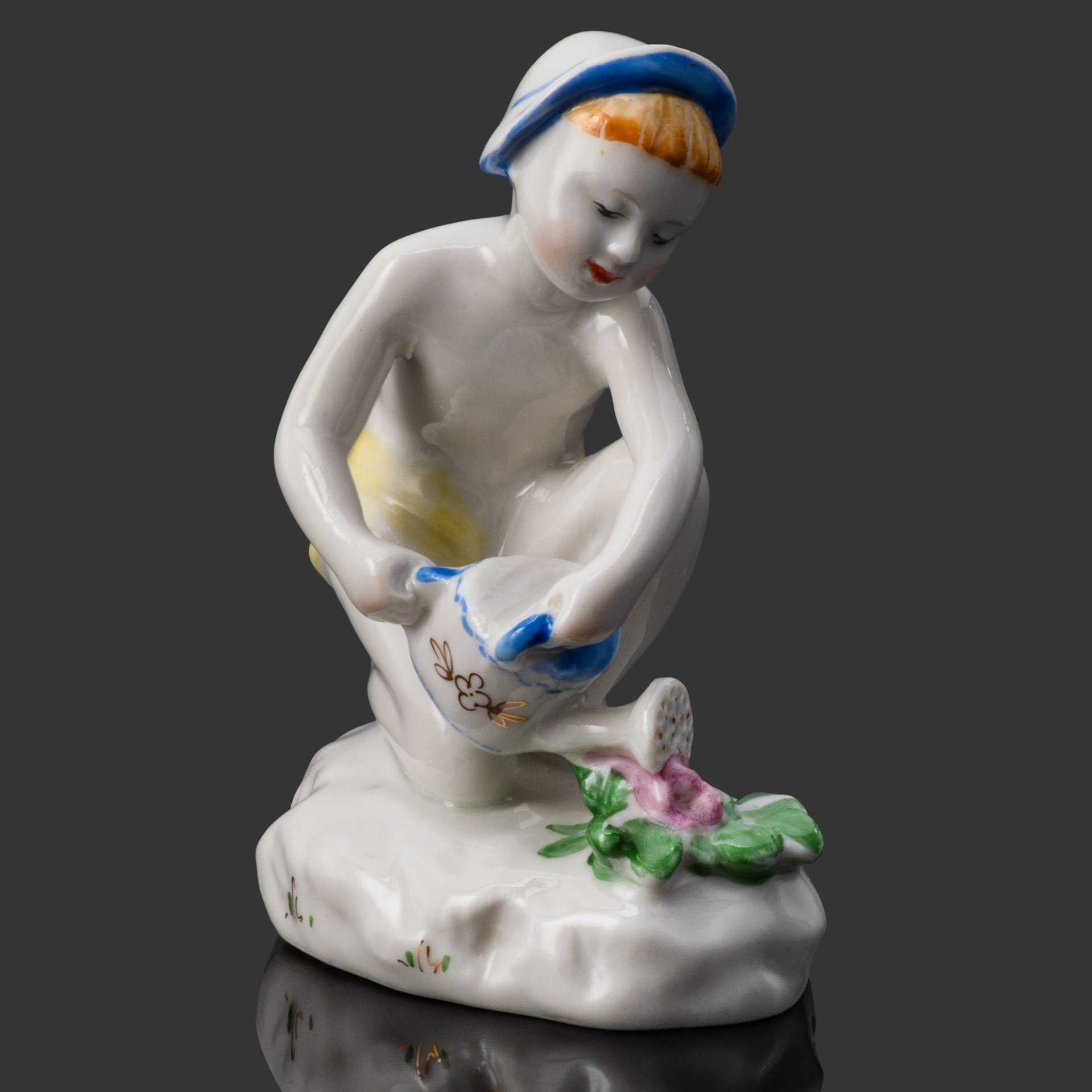 Статуэтка "Юный садовод" (Мальчик с лейкой), скульптор Г.С.Столбова, автор росписи К.Г.Косенкова, фарфор, роспись, Ленинградский фарфоровый завод (ЛФЗ), СССР, 1960-1970 гг.