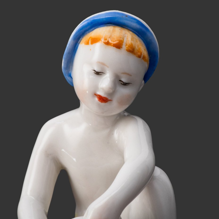 Статуэтка "Юный садовод" (Мальчик с лейкой), скульптор Г.С.Столбова, автор росписи К.Г.Косенкова, фарфор, роспись, Ленинградский фарфоровый завод (ЛФЗ), СССР, 1960-1970 гг.