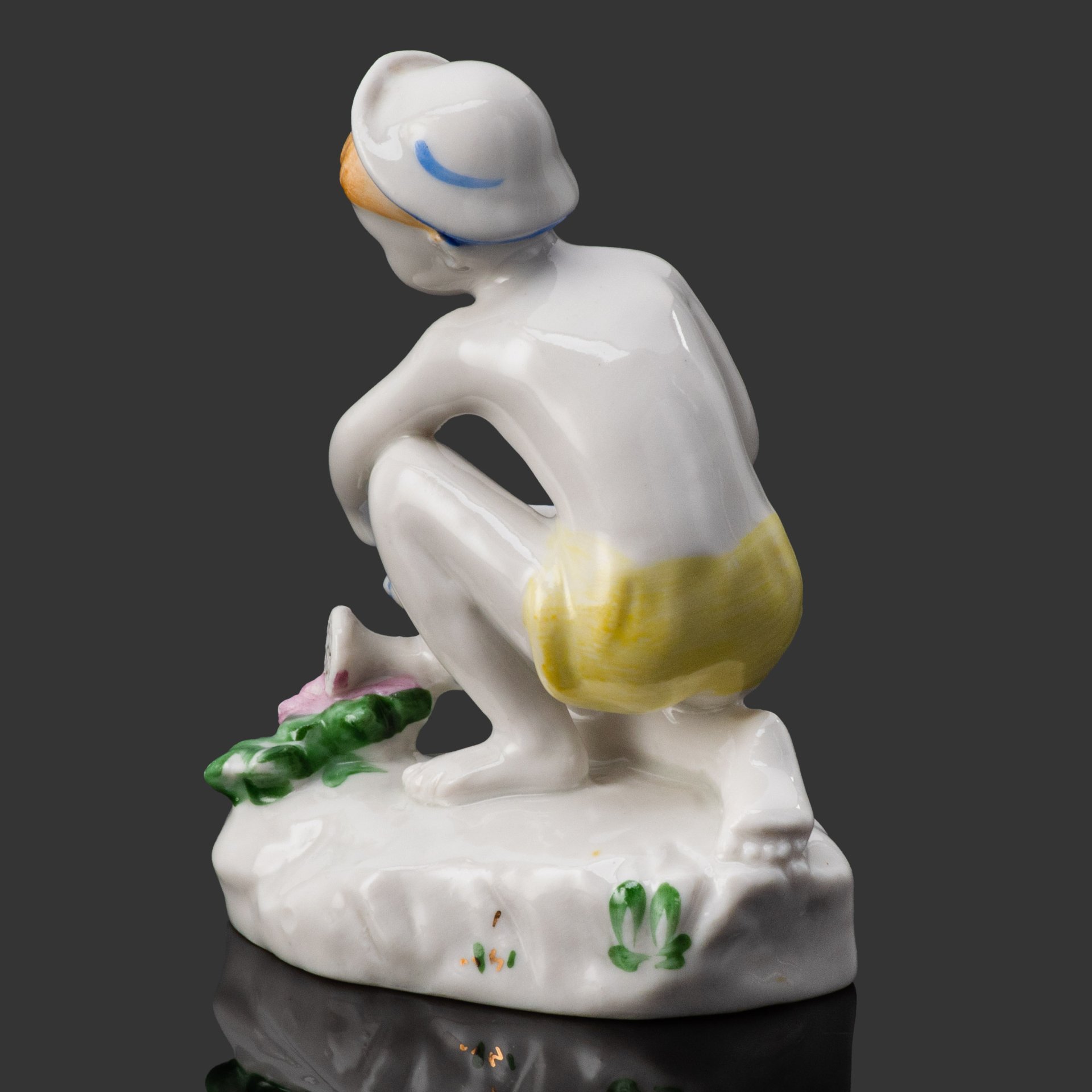Статуэтка "Юный садовод" (Мальчик с лейкой), скульптор Г.С.Столбова, автор росписи К.Г.Косенкова, фарфор, роспись, Ленинградский фарфоровый завод (ЛФЗ), СССР, 1960-1970 гг.