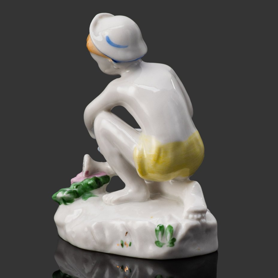 Статуэтка "Юный садовод" (Мальчик с лейкой), скульптор Г.С.Столбова, автор росписи К.Г.Косенкова, фарфор, роспись, Ленинградский фарфоровый завод (ЛФЗ), СССР, 1960-1970 гг.