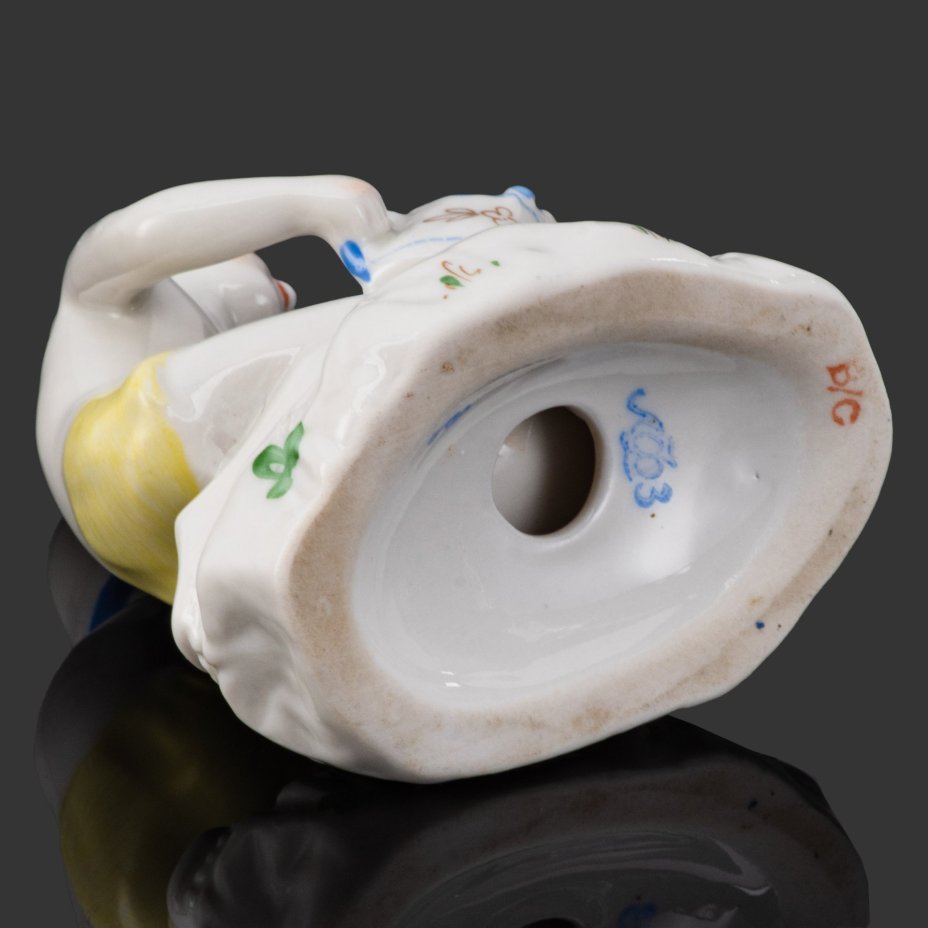 Статуэтка "Юный садовод" (Мальчик с лейкой), скульптор Г.С.Столбова, автор росписи К.Г.Косенкова, фарфор, роспись, Ленинградский фарфоровый завод (ЛФЗ), СССР, 1960-1970 гг.