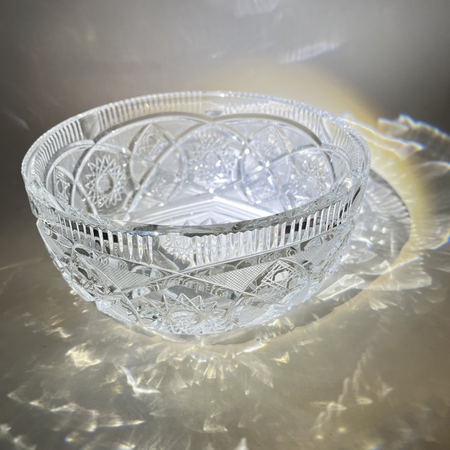 Фруктовница с резным геометрическим декором