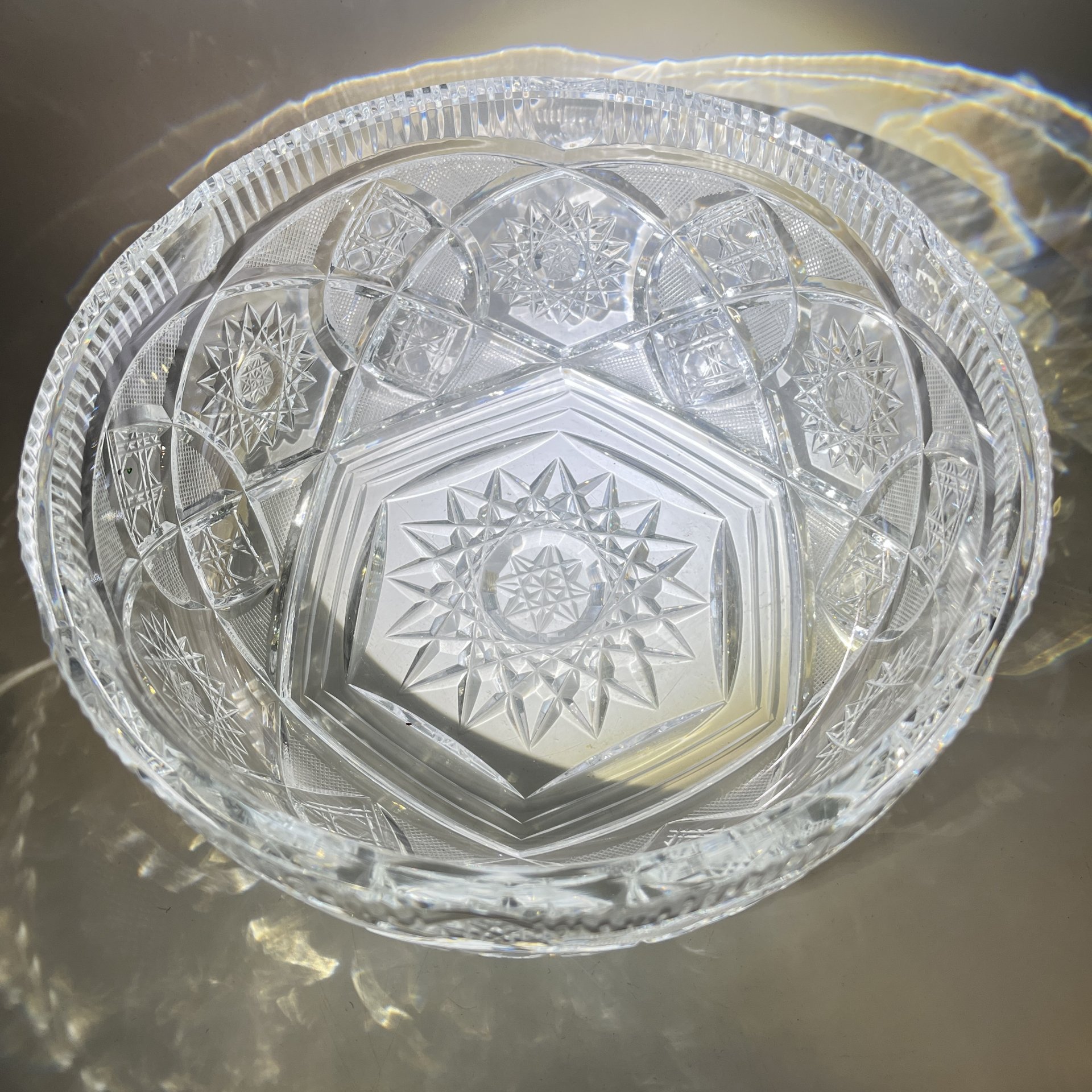 Фруктовница с резным геометрическим декором