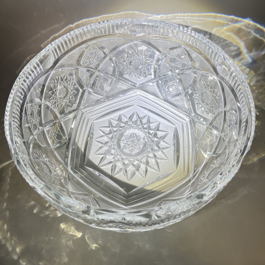 Фруктовница с резным геометрическим декором